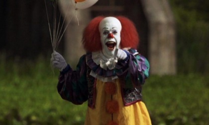 Sessantenne si innamora della vicina trentenne e la terrorizza travestito come il clown Pennywise di It