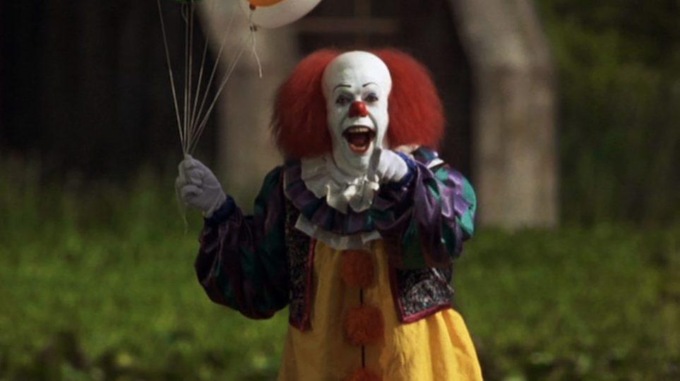 Sessantenne si innamora della vicina trentenne e la terrorizza travestito come il clown Pennywise di It
