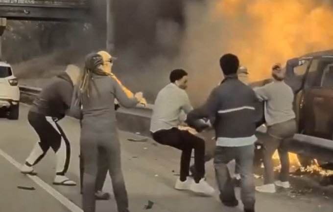 Intrappolato nell’auto in fiamme: passanti eroi rischiano la vita e riescono a salvarlo. Il video