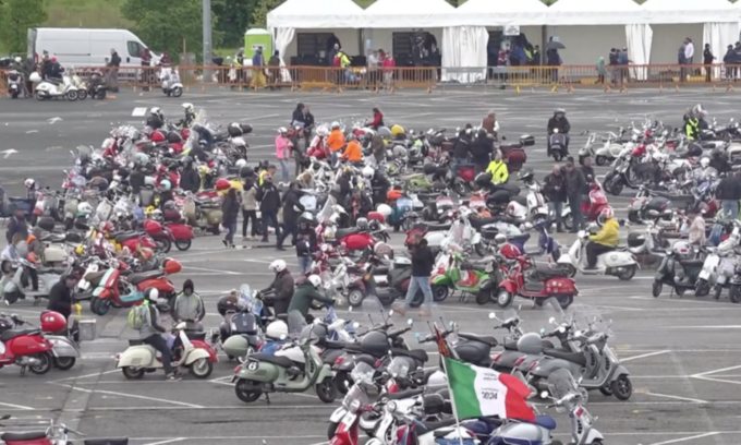 Vespa World Days 2024, l’invasione dei 9.000 vespisti per il raduno più grande del mondo