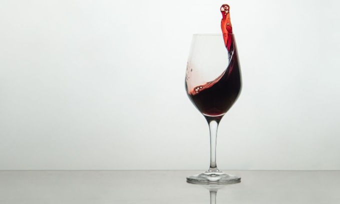 Nella bottiglia del vino c’è il detersivo: cliente lo beve e finisce in ospedale, rischia danni permanenti