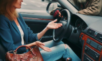 Ferma al semaforo, un clochard la afferra al collo per rubarle la borsetta: “Continua a guidare!”
