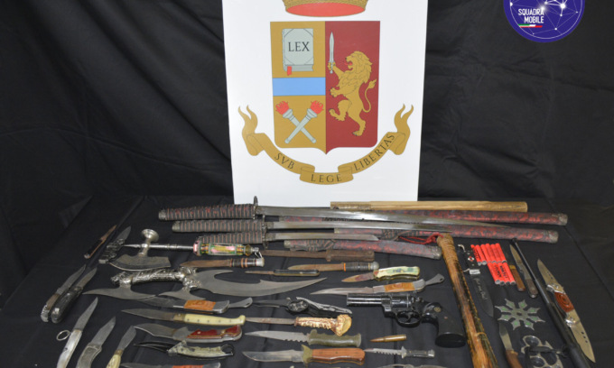 Denuncia il compagno violento: quando i carabinieri arrivano a casa trovano un arsenale da guerra