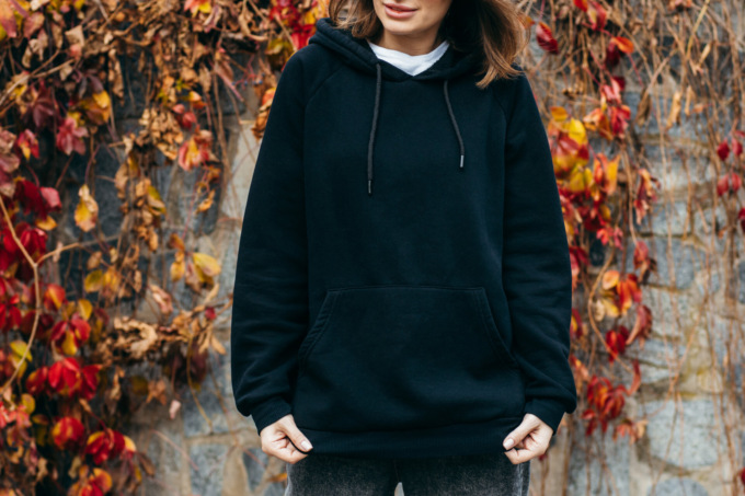 Felpa con cappuccio: il trend fashion femminile della bella stagione 2024