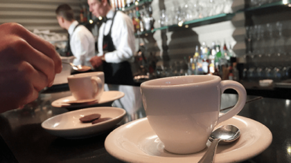 Una tazzina di caffè al bar potrebbe arrivare a costare due euro: ecco perché