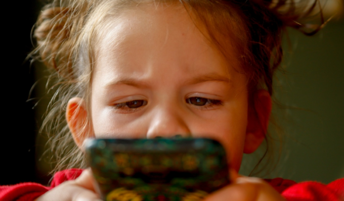 La Francia vieta lo smartphone ai ragazzi fino ai 13 anni. TikTok e Instagram solo dopo i 18