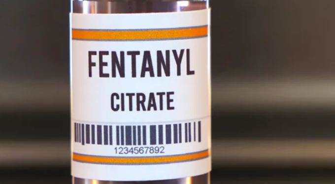 Il mistero dell’ex infermiera trovata morta in casa con un arsenale di Fentanyl, la “droga degli zombie”