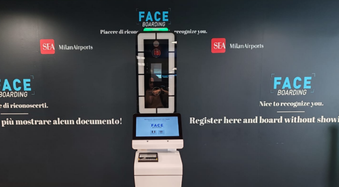 Niente più documenti, a Linate per salire sull’aereo basterà mostrare la faccia: come funziona il FaceBoarding