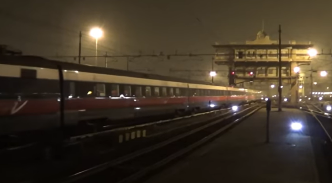 Lancia pietre in stazione Centrale a Milano: poliziotto gli spara a una spalla