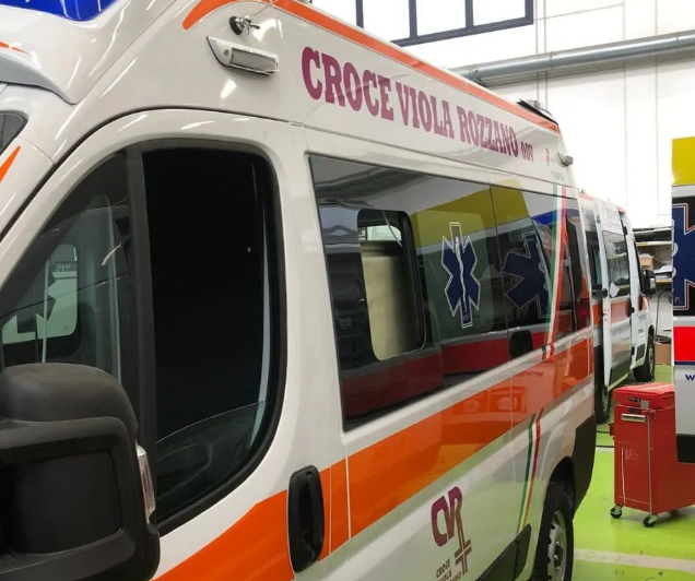 Entrano in casa per soccorrere una persona: operatori del 118 aggrediti da un pitbull, finiscono loro in ospedale