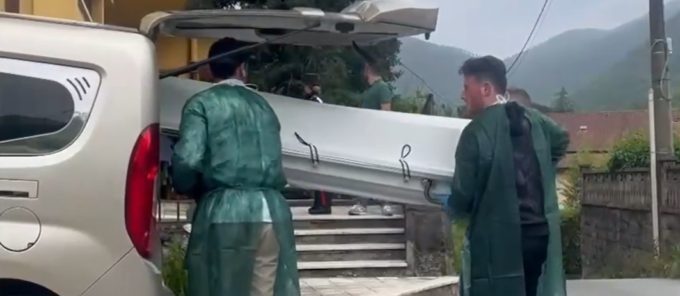 Uccide la moglie, poi si toglie la vita con lo stesso coltello: aveva il divieto di avvicinamento