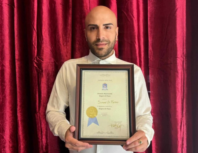 Simone Di Matteo, conferito il Premio Nazionale “Segni di Pace” all’irriverente giornalista