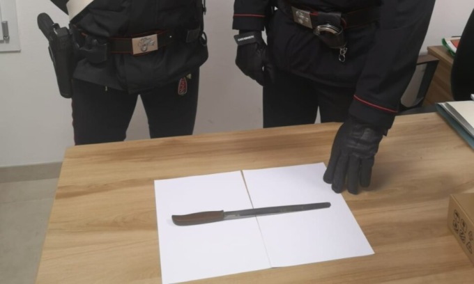 Femminicidio sfiorato: riesce a scappare in strada e a far arrestare il marito