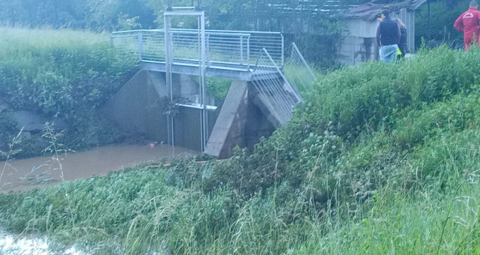 Il maltempo fa crollare un ponte: disperso un 66enne, salvi i due amici