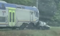 Auto travolta dal treno sui binari, il conducente riesce a salvarsi