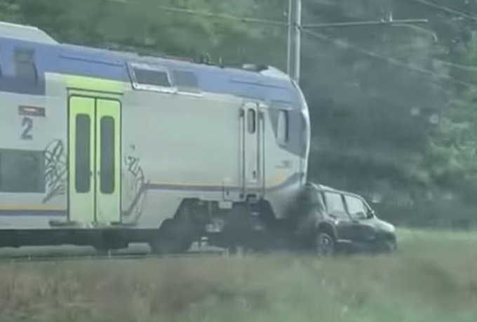 Auto travolta dal treno sui binari, il conducente riesce a salvarsi