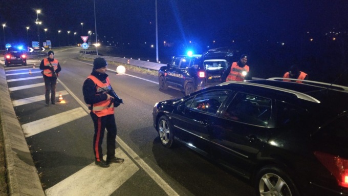 Ergastolano in semilibertà cena con la compagna, poi le versa in testa dell’acido e l’accoltella