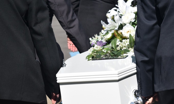 Durante la sepoltura la bara precipita nella fossa sotto gli occhi dei familiari