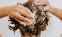 Sostanze tossiche in profumi, shampoo e docciaschiuma. L'elenco dei prodotti (di grandi marche) a rischio
