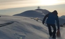 Libera il rifugio sommerso dalla neve tagliandola con la motosega: il video