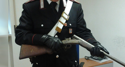 Spara alla moglie con un fucile da caccia, poi chiama il 112: “Venite, l’ho ammazzata”