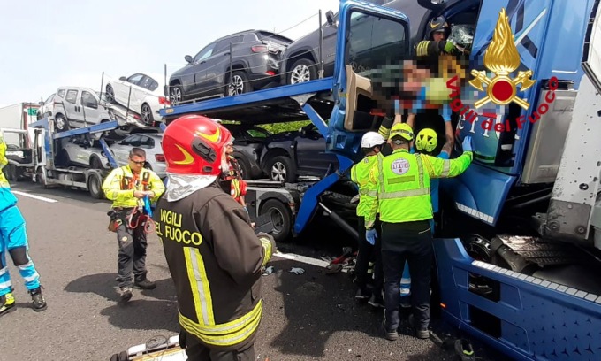 Incidente in A1, due morti e un’ambulanza che trasportava un bambino bloccata