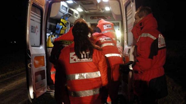 Soccorre il figlio rimasto senza benzina, travolto e ucciso da un’auto pirata