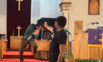 Punta la pistola contro il prete durante la Messa, bloccato dal diacono: il video