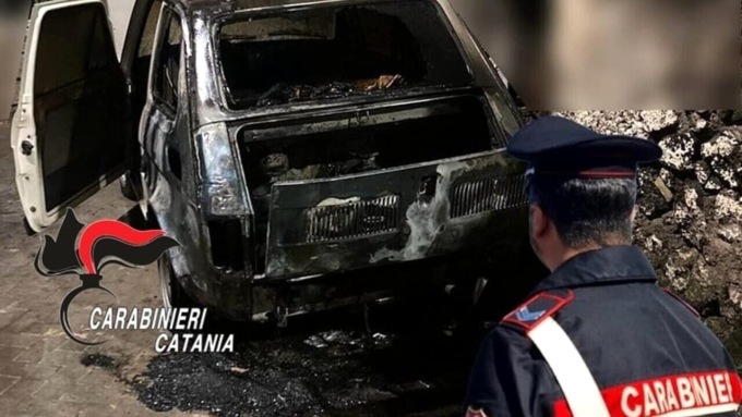 Posteggia l’auto d’epoca sotto la finestra del vicino e lui gliela brucia: “Mi dava fastidio”