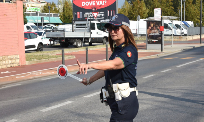 Alla guida senza patente fugge dalla Polizia, ma finisce… la benzina