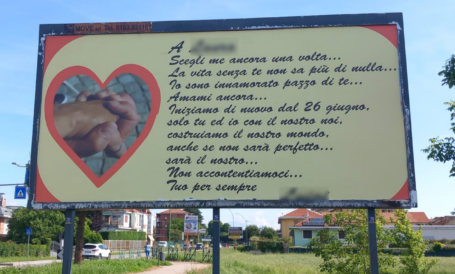 La dichiarazione d’amore da favola sul cartellone pubblicitario per riconquistare l’amata