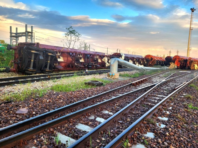 Tromba d’aria ribalta il treno: le immagini impressionanti