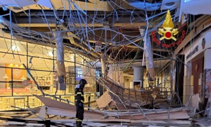 Crolla il soffitto, paura al centro commerciale