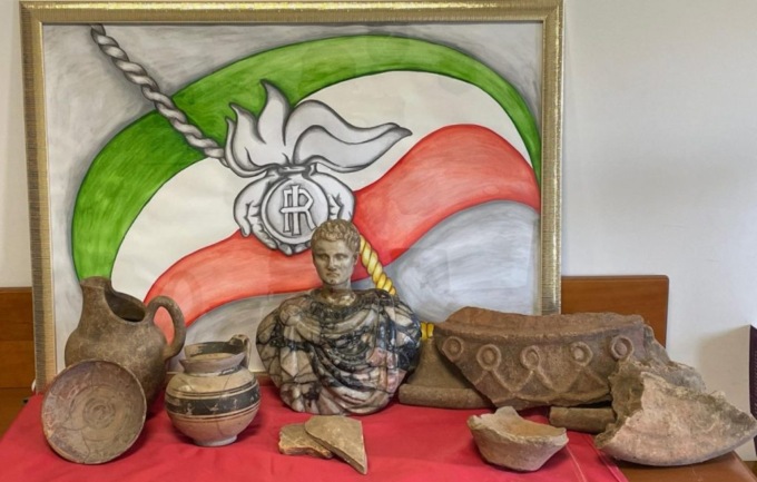 Anfora etrusca del V secolo come soprammobile: denunciata per i reperti archeologici trovati in casa