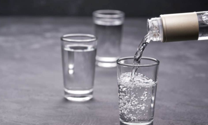 A casa senza genitori, 13enne beve un a bottiglia di vodka e finisce in coma etilico. Salvata dall’amico 15enne