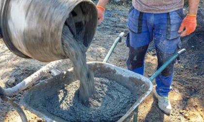 Finisce nell'impastatrice del cemento e muore, gli mancavano pochi mesi alla pensione