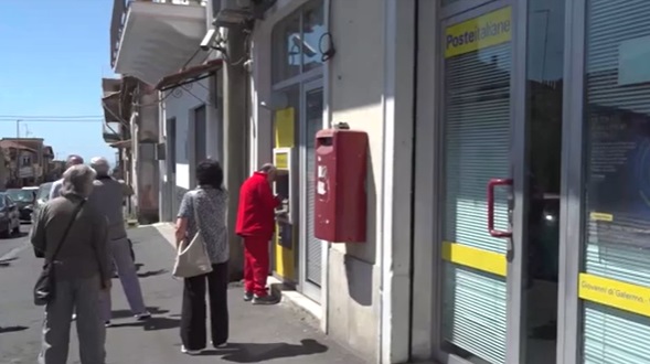 Rapinatore da strapazzo: nessuno lo calcola e allora chiede aiuto a un cliente in coda alla posta