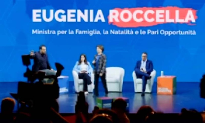 “Le contestatrici invocano la libertà per le donne, ma impediscono a una donna di parlare”