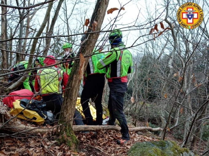 Chiama i soccorsi per una caduta nel bosco, ma è stata accoltellata dal fidanzato
