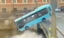 Il video dell'autobus che sbanda e finisce nel fiume