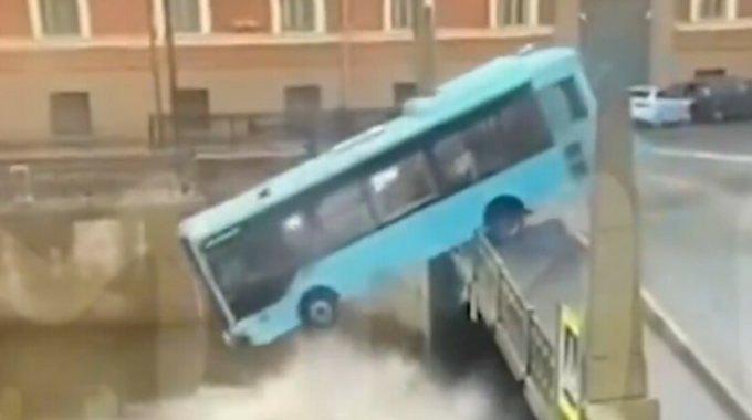 Il video dell’autobus che sbanda e finisce nel fiume