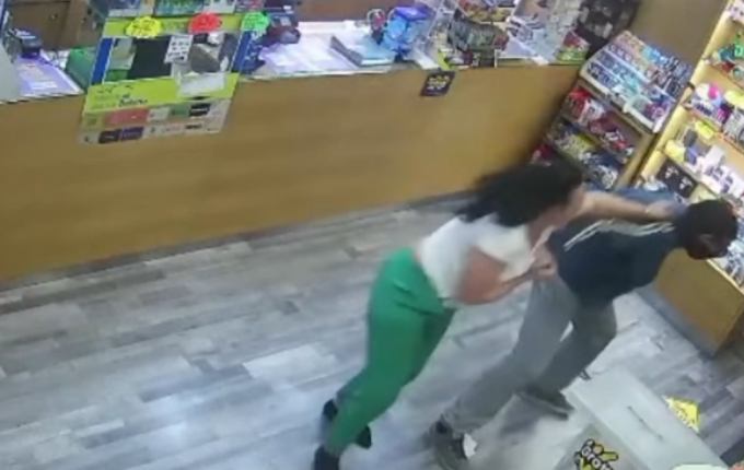 Il video della tabaccaia che prende a sberle e mette in fuga un rapinatore armato di pistola