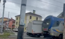 Il video del camion bloccato sui binari travolto dal treno: salvo l'autista