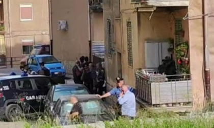 Stabili le condizioni dei bimbi accoltellati dal padre in Sicilia, rischiato il linciaggio, durante l'arresto