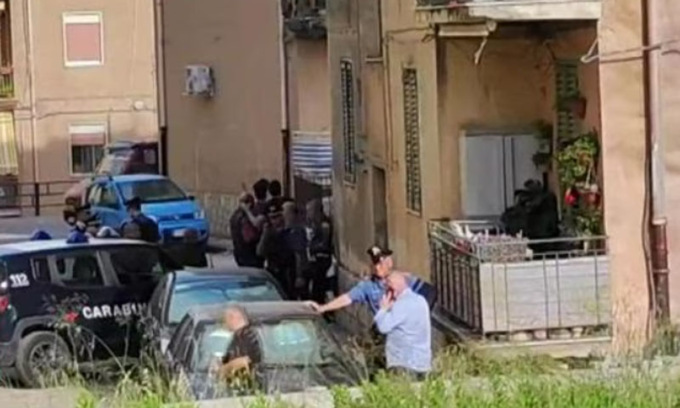 Stabili le condizioni dei bimbi accoltellati dal padre in Sicilia, rischiato il linciaggio, durante l’arresto
