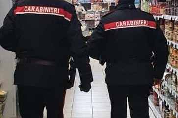 Sessantenne ruba e si mette a mangiare tra gli scaffali del supermercato. I Carabinieri le pagano la spesa