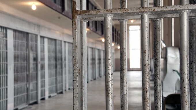 In carcere per violenza sulla moglie, tenta di tagliarle la gola durante un colloquio