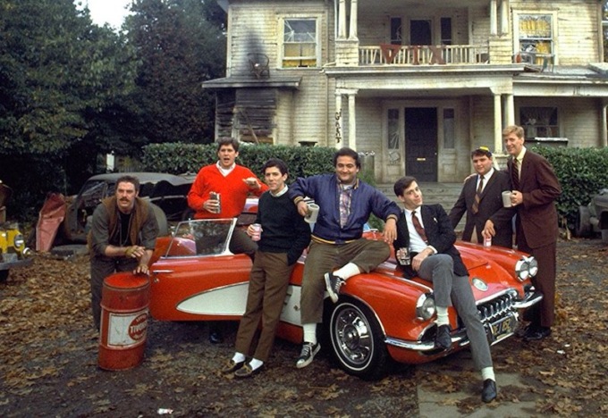 Università di Bergamo o Animal House? Fumogeni e insulti al rettore: sospese le proclamazioni di laurea