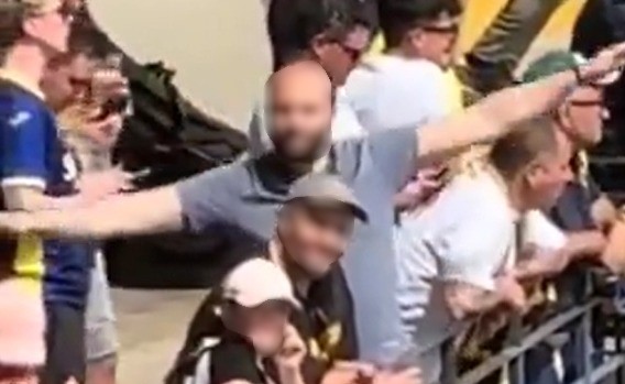 Verona-Torino: tifoso dell’Hellas mima l’aereo di Superga che si schianta. La società lo bandisce dallo stadio