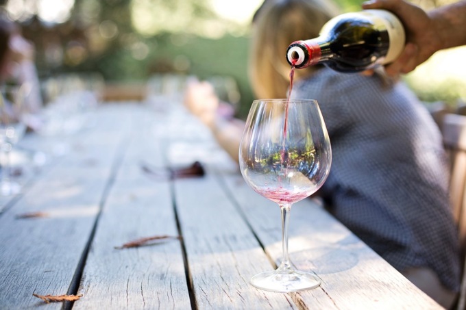 Vino in Italia, calano i consumatori quotidiani ma crescono quelli saltuari